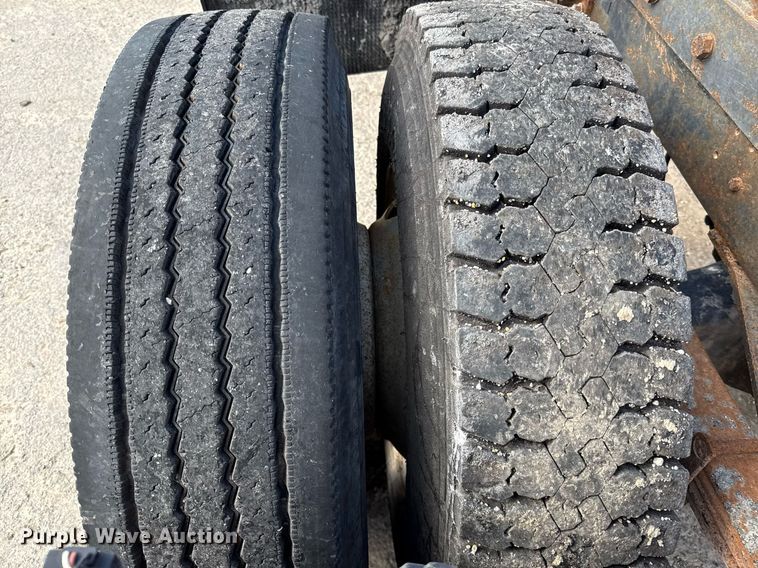 image for item DJ0924 1985 Mack R686T semi truck