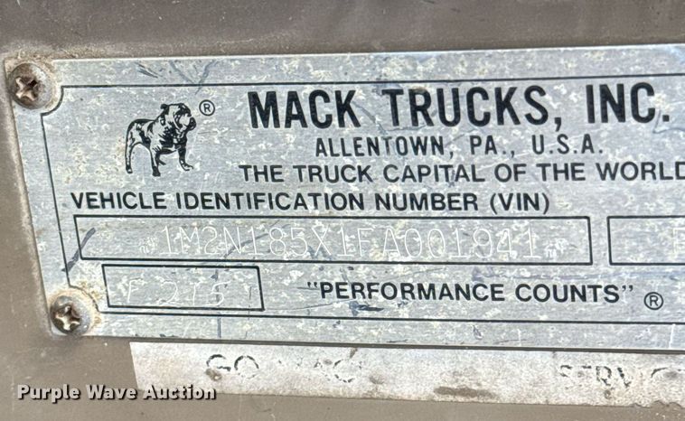 image for item DJ0924 1985 Mack R686T semi truck