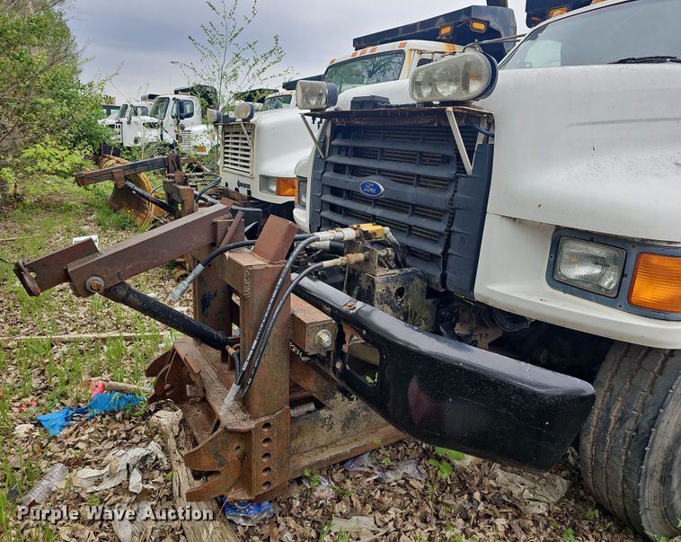 image for item DO7800 1995 Ford F800 dump truck