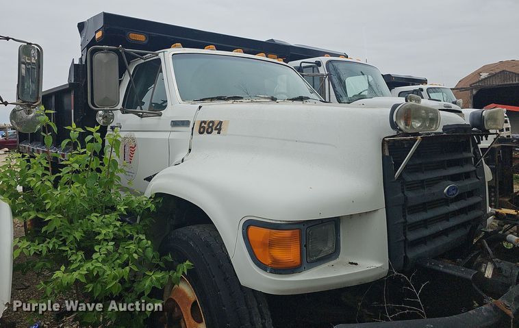 image for item DO7800 1995 Ford F800 dump truck