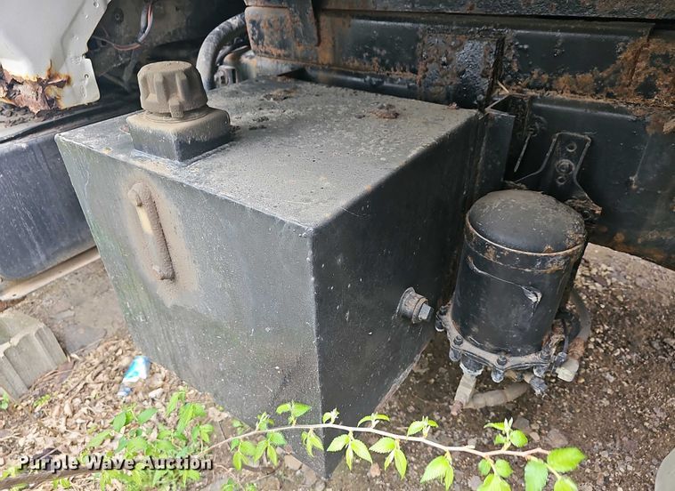 image for item DO7800 1995 Ford F800 dump truck