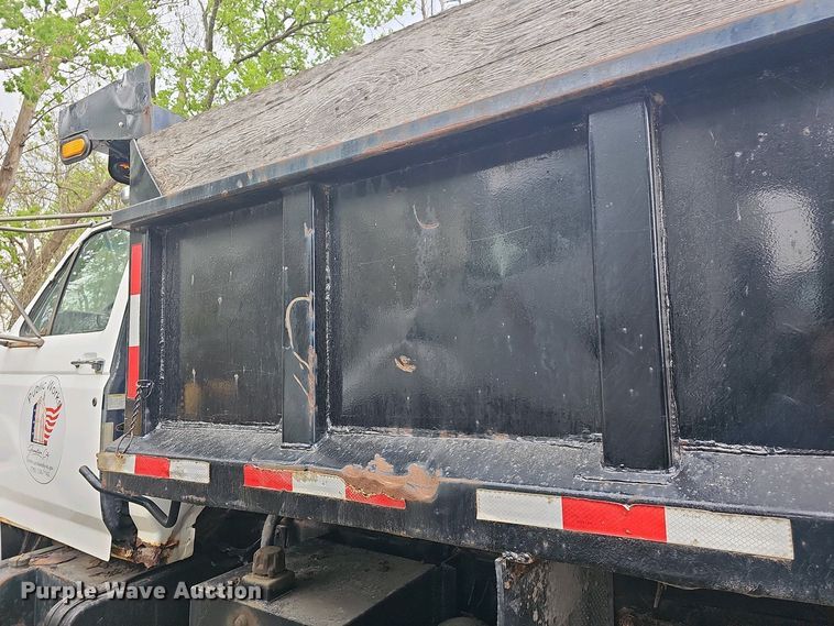 image for item DO7800 1995 Ford F800 dump truck
