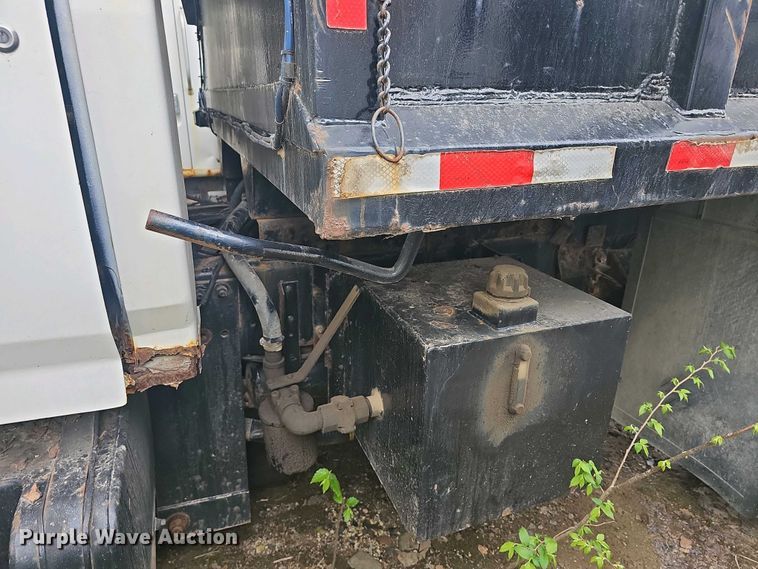 image for item DO7800 1995 Ford F800 dump truck