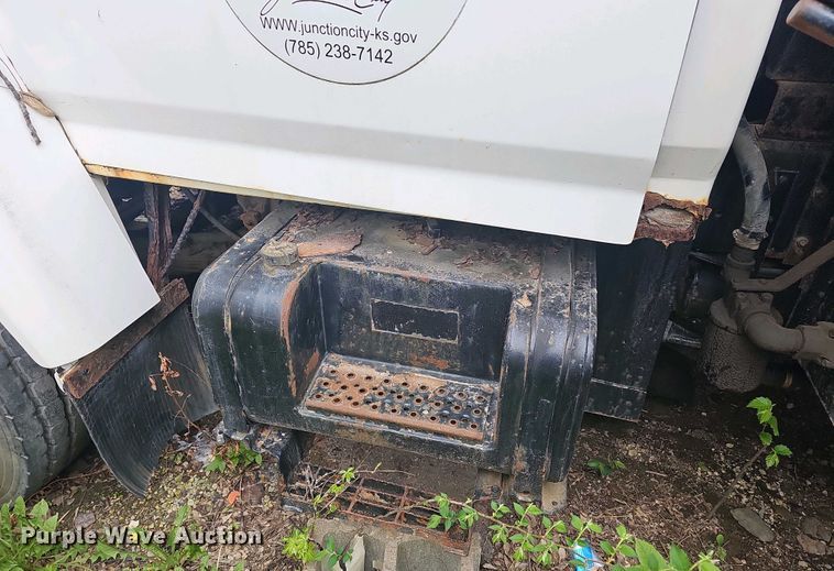 image for item DO7800 1995 Ford F800 dump truck