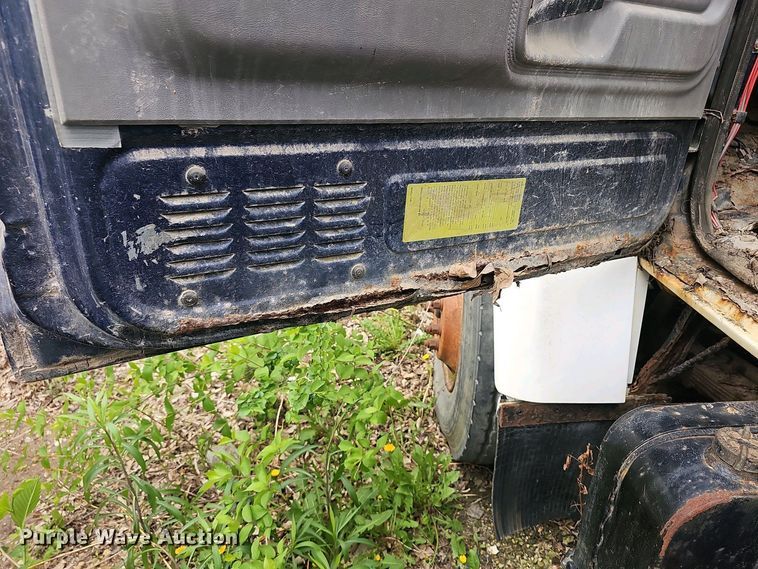 image for item DO7800 1995 Ford F800 dump truck