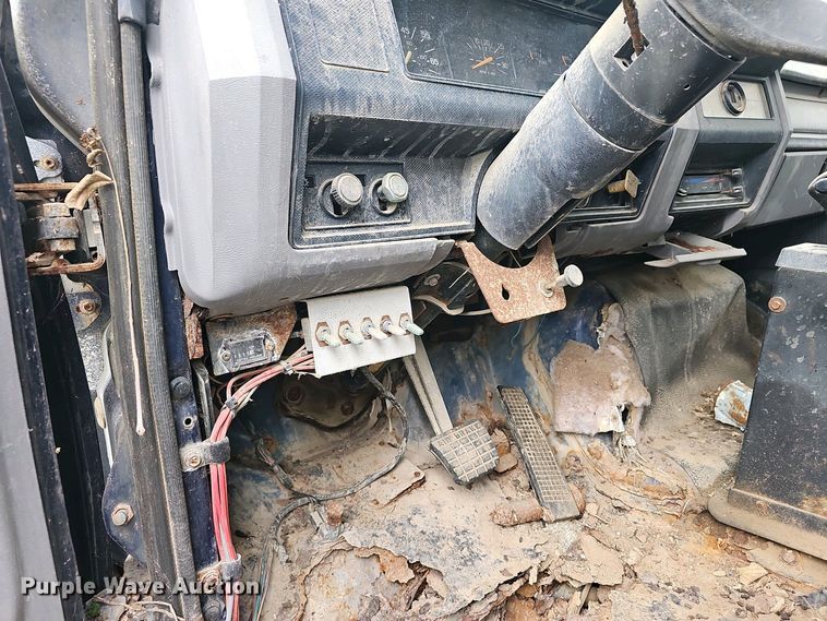 image for item DO7800 1995 Ford F800 dump truck