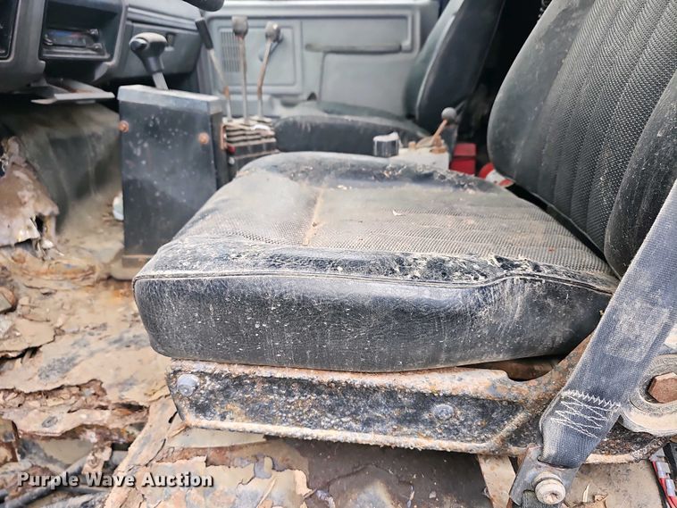 image for item DO7800 1995 Ford F800 dump truck