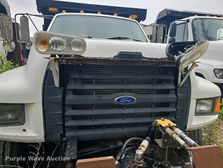 image for item DO7800 1995 Ford F800 dump truck