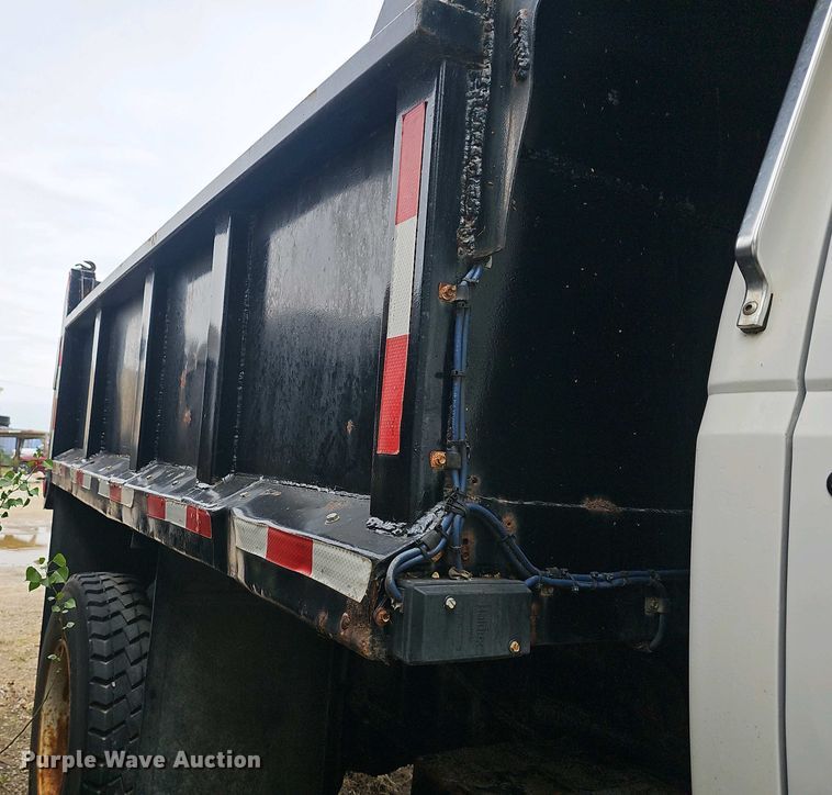 image for item DO7800 1995 Ford F800 dump truck