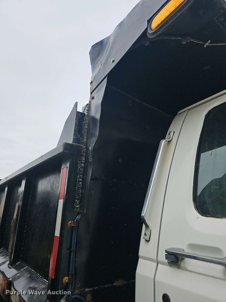 image for item DO7800 1995 Ford F800 dump truck