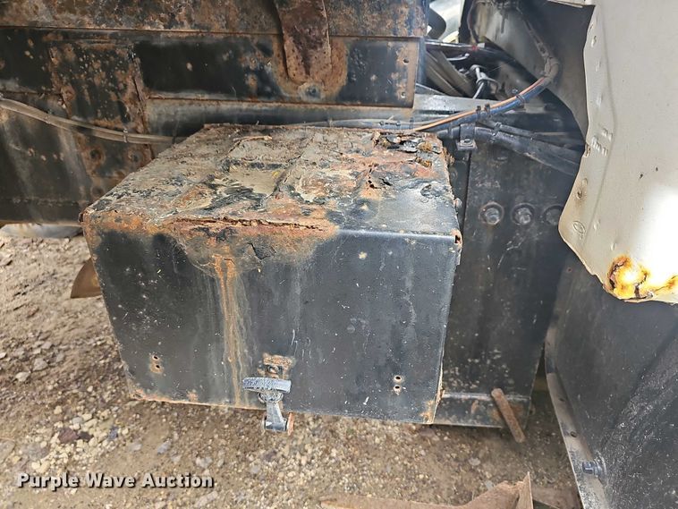 image for item DO7800 1995 Ford F800 dump truck