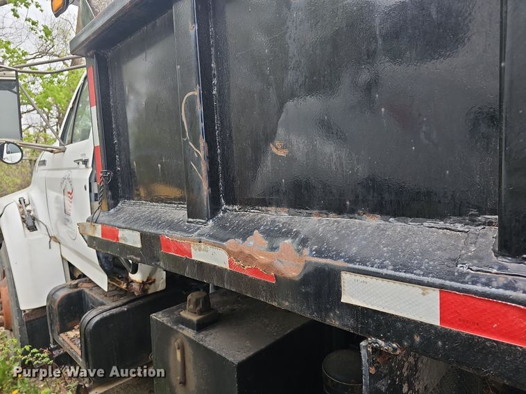 image for item DO7800 1995 Ford F800 dump truck
