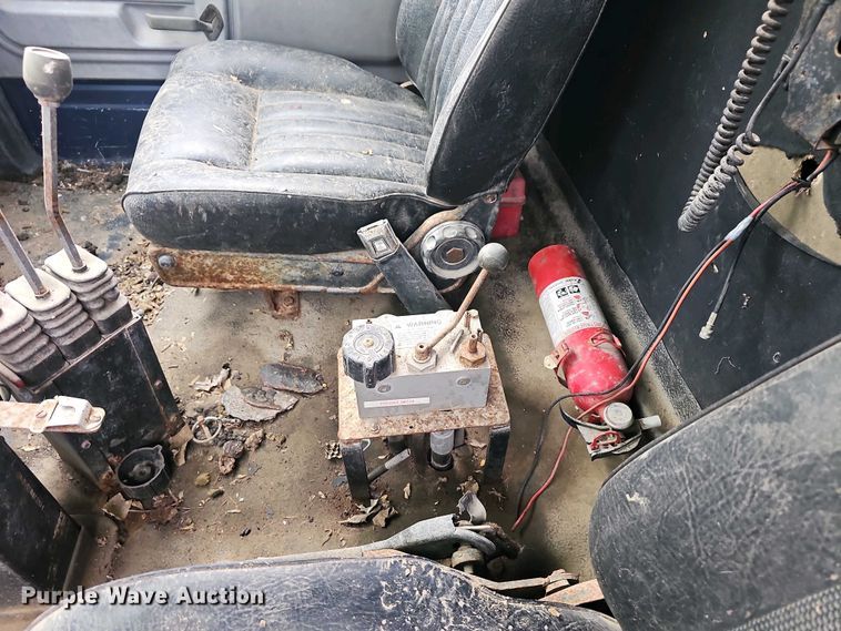 image for item DO7800 1995 Ford F800 dump truck