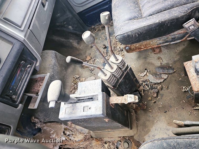 image for item DO7800 1995 Ford F800 dump truck