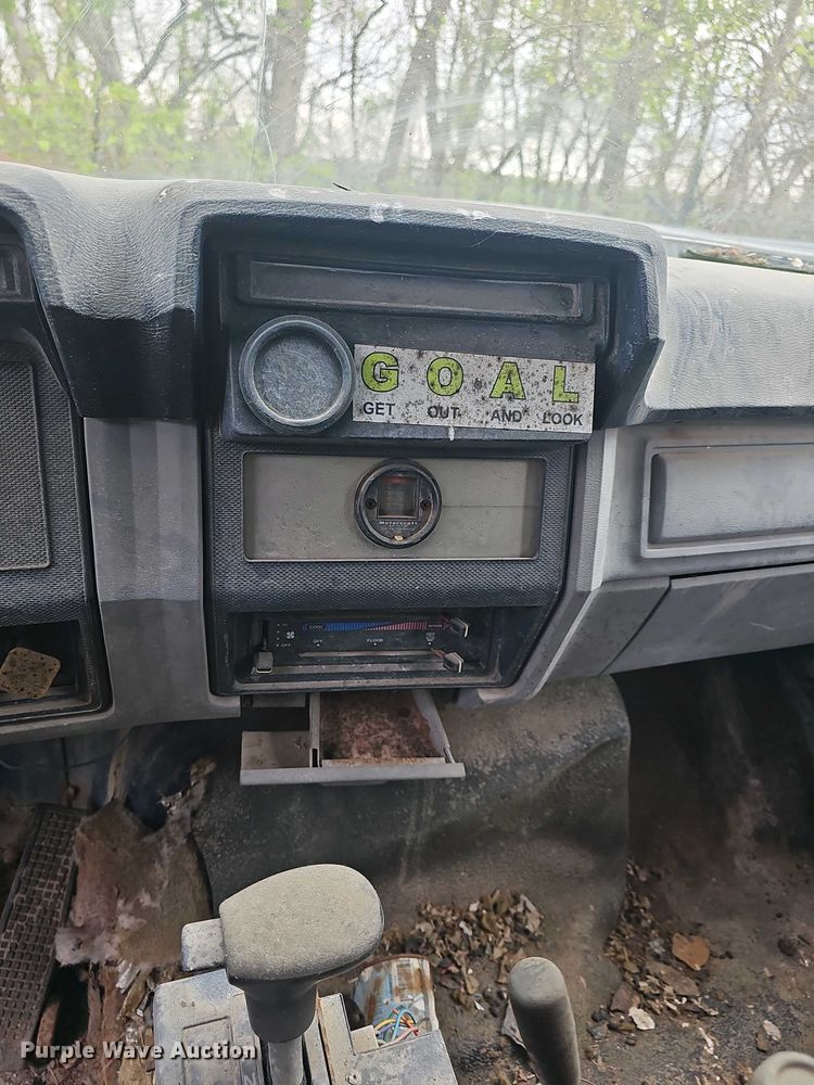 image for item DO7800 1995 Ford F800 dump truck