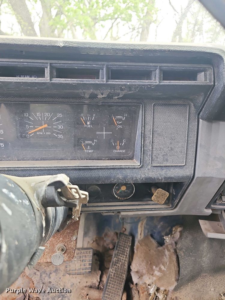 image for item DO7800 1995 Ford F800 dump truck