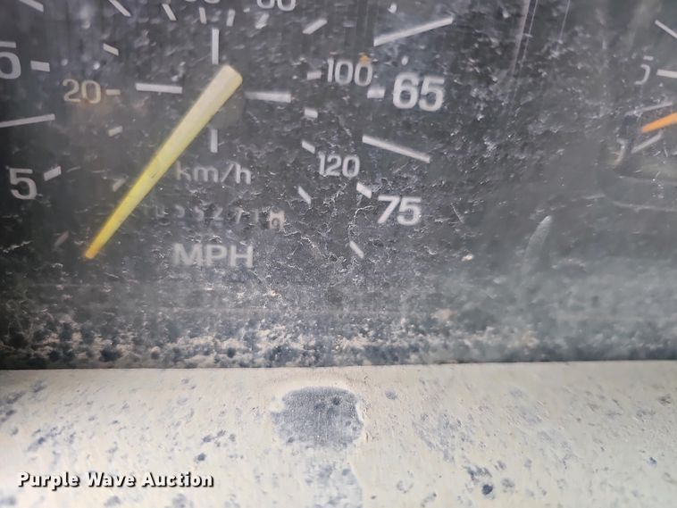 image for item DO7800 1995 Ford F800 dump truck