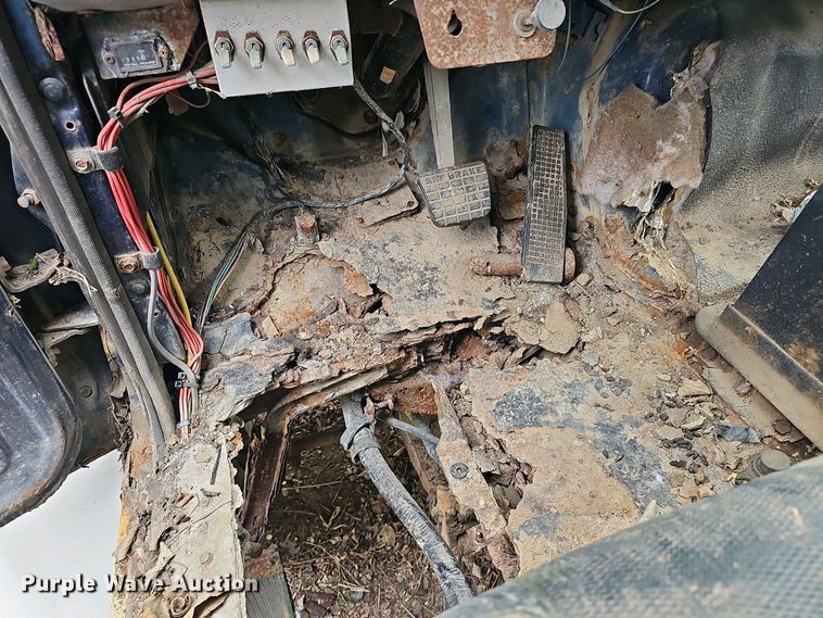 image for item DO7800 1995 Ford F800 dump truck