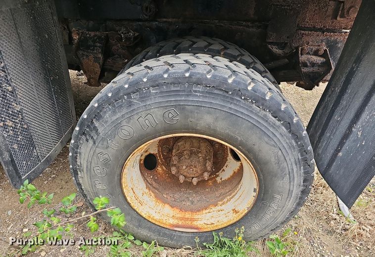 image for item DO7800 1995 Ford F800 dump truck