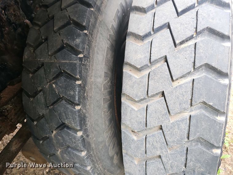 image for item DO7800 1995 Ford F800 dump truck