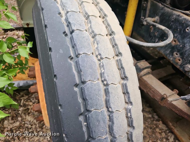 image for item DO7800 1995 Ford F800 dump truck