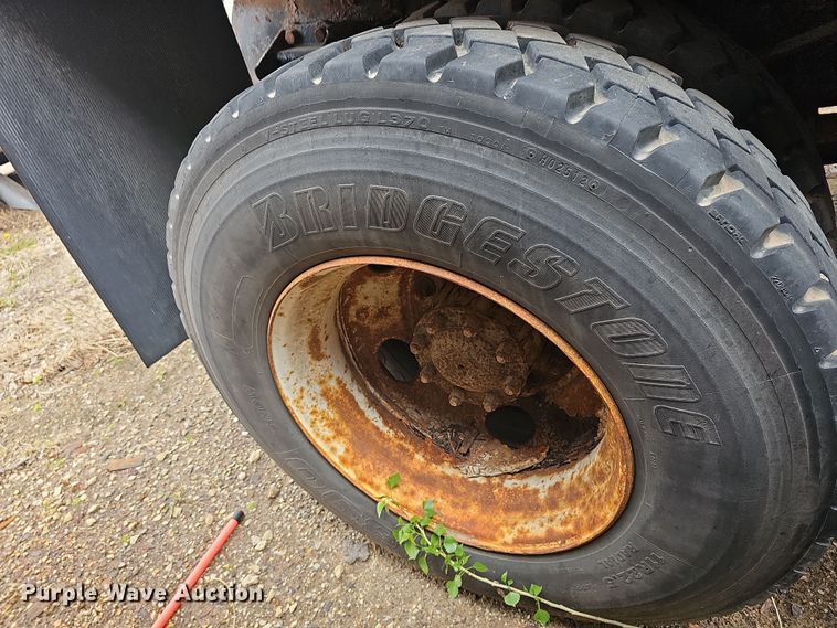 image for item DO7800 1995 Ford F800 dump truck