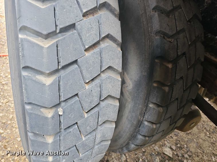 image for item DO7800 1995 Ford F800 dump truck