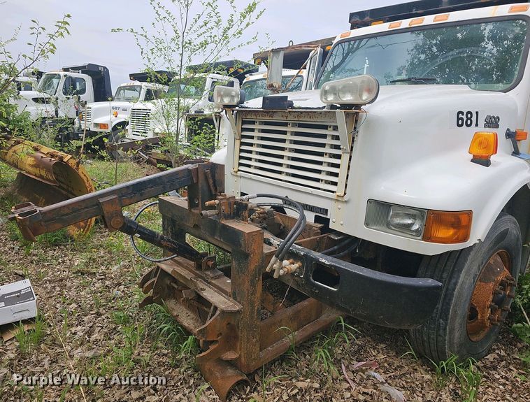 image for item DO7801 2001 International 4900 dump truck