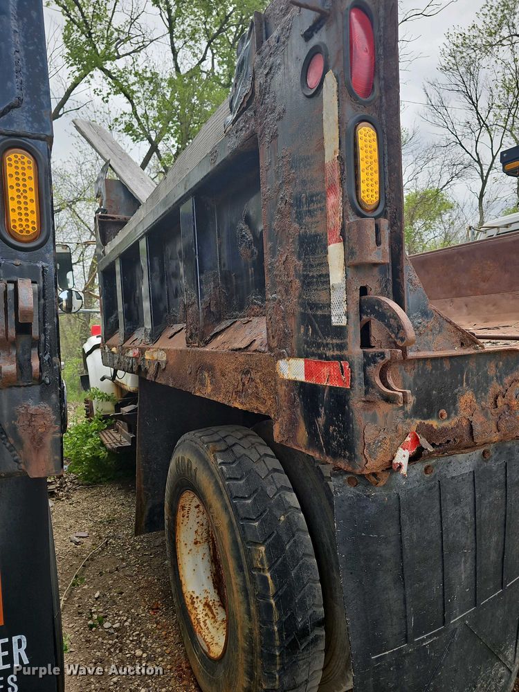 image for item DO7801 2001 International 4900 dump truck