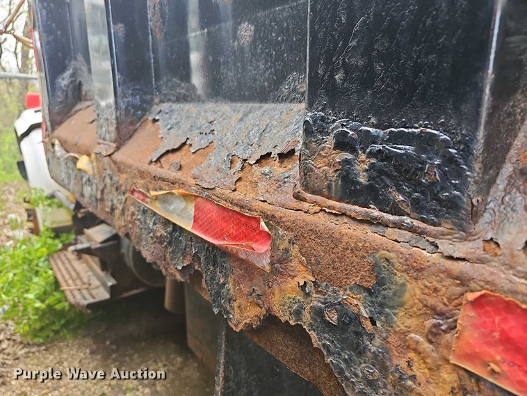 image for item DO7801 2001 International 4900 dump truck