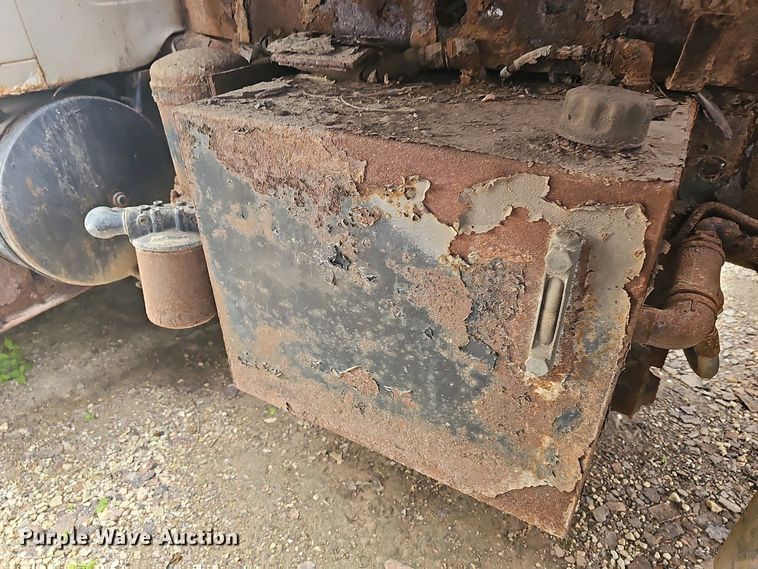 image for item DO7801 2001 International 4900 dump truck