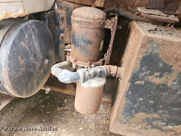 image for item DO7801 2001 International 4900 dump truck