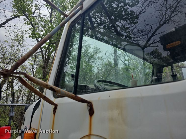 image for item DO7801 2001 International 4900 dump truck