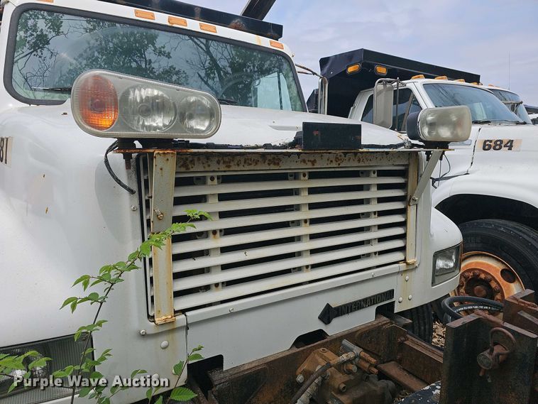 image for item DO7801 2001 International 4900 dump truck