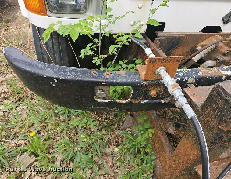 image for item DO7801 2001 International 4900 dump truck