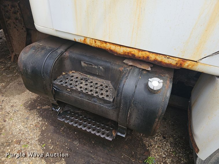 image for item DO7801 2001 International 4900 dump truck