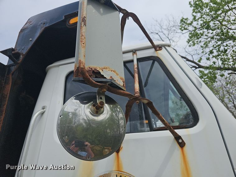 image for item DO7801 2001 International 4900 dump truck