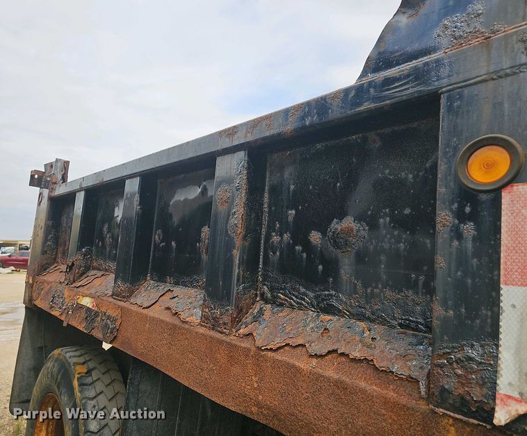 image for item DO7801 2001 International 4900 dump truck