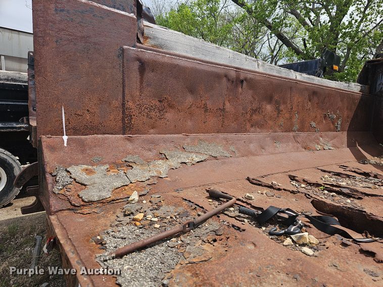 image for item DO7801 2001 International 4900 dump truck