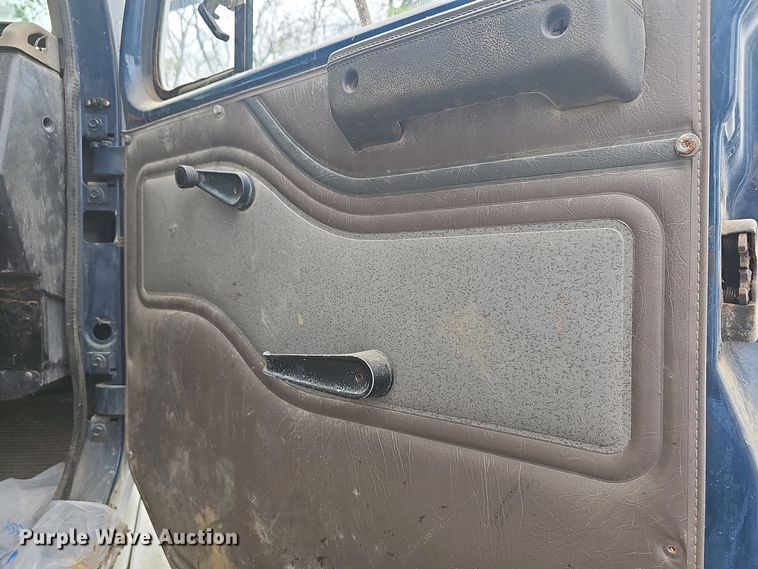 image for item DO7801 2001 International 4900 dump truck