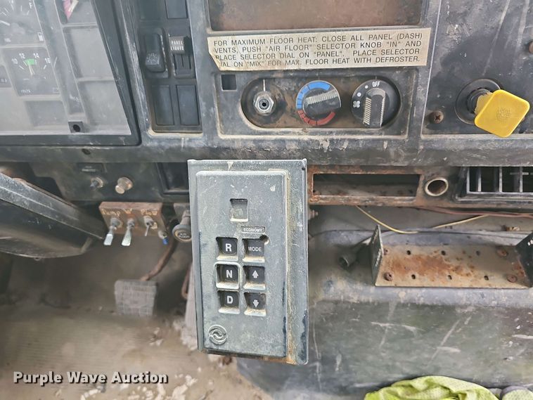 image for item DO7801 2001 International 4900 dump truck