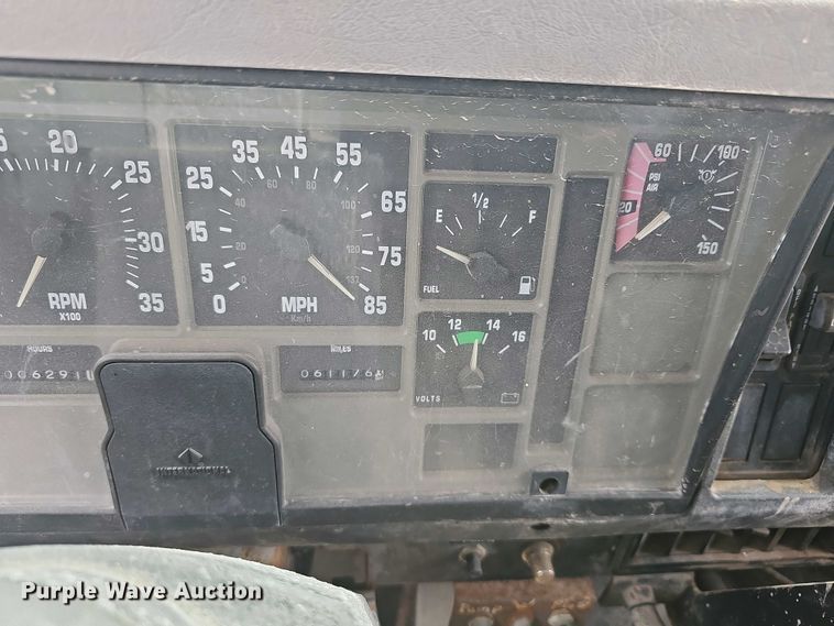 image for item DO7801 2001 International 4900 dump truck