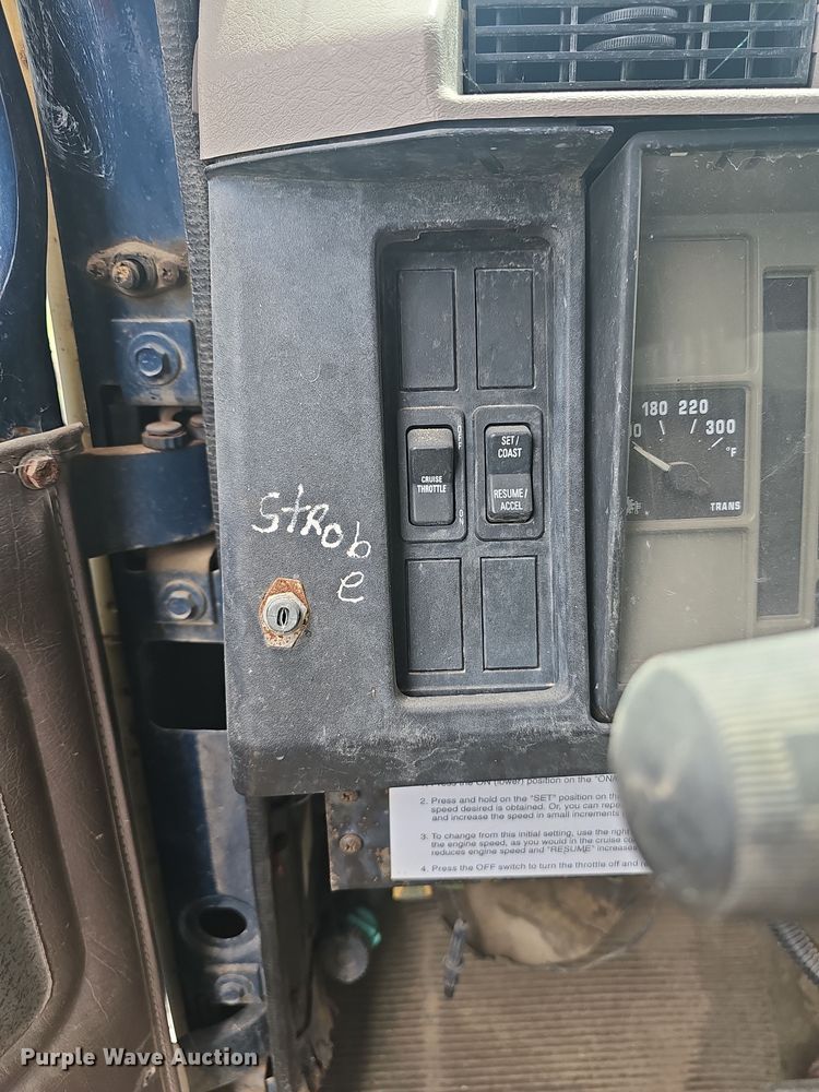 image for item DO7801 2001 International 4900 dump truck