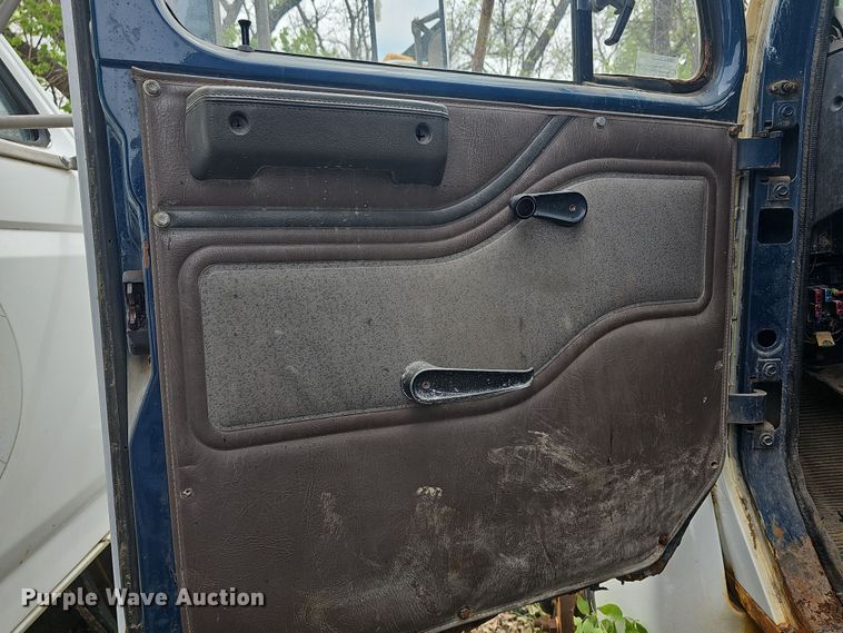 image for item DO7801 2001 International 4900 dump truck