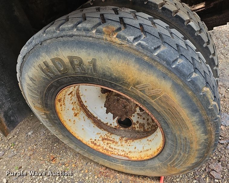 image for item DO7801 2001 International 4900 dump truck