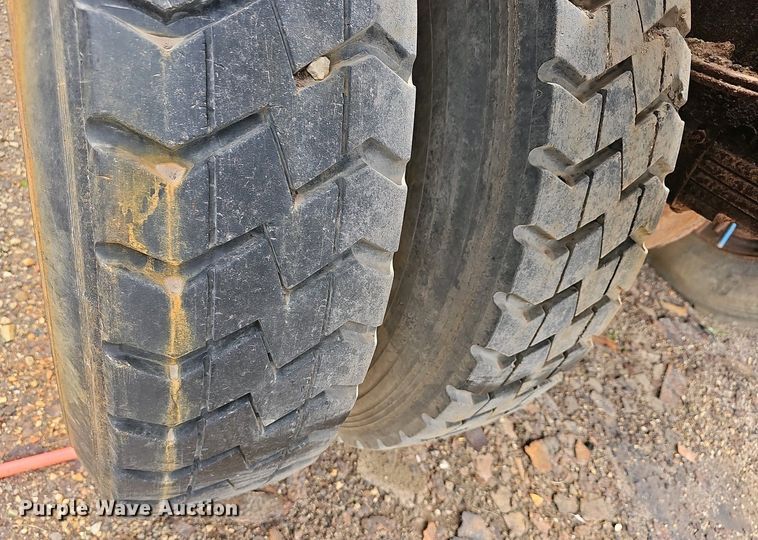 image for item DO7801 2001 International 4900 dump truck