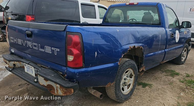 image for item DO7843 2004 Chevrolet Silverado 1500 pickup truck