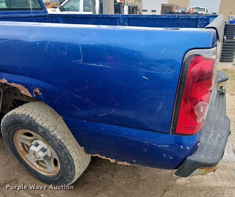 image for item DO7843 2004 Chevrolet Silverado 1500 pickup truck