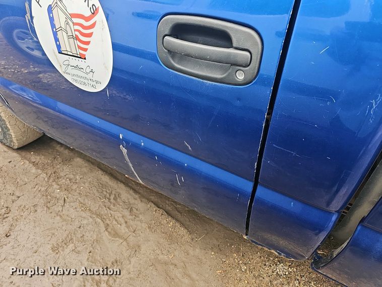 image for item DO7843 2004 Chevrolet Silverado 1500 pickup truck