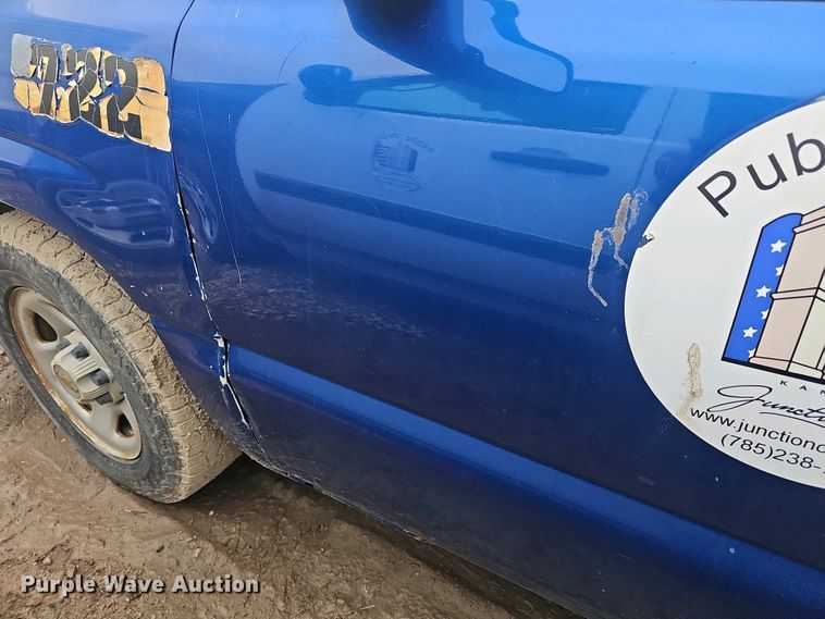 image for item DO7843 2004 Chevrolet Silverado 1500 pickup truck